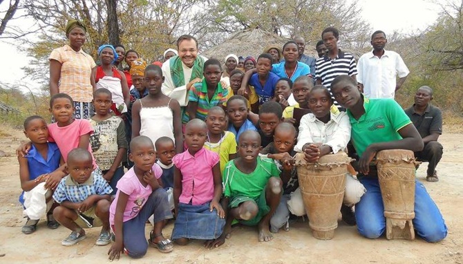 El misionero Leo Ramos, con integrantes de la comunidad tonga en Binga, Zimbabue, antes del traslado a su actual misión.
