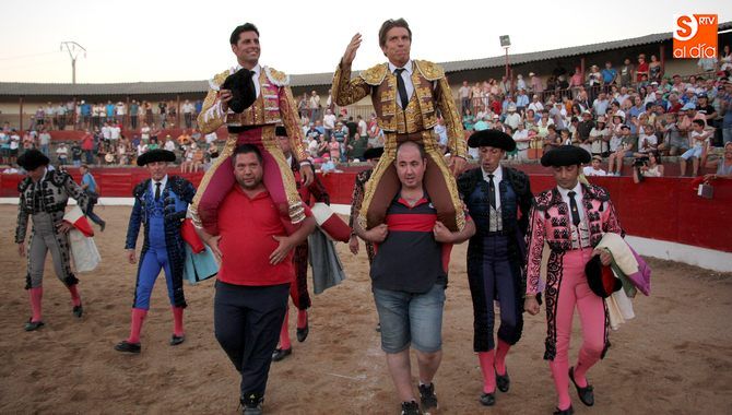 El Cordobés y Paquirri en su salida a hombros de la plaza de Vitigudino el 16 de agosto pasado