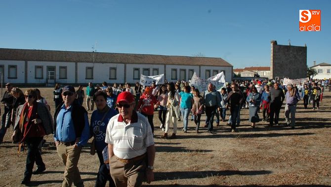 Cerca de un millar de personas, según los organizadores, acudierona la segunda manifestación en Villavieja contra la mina de uranio