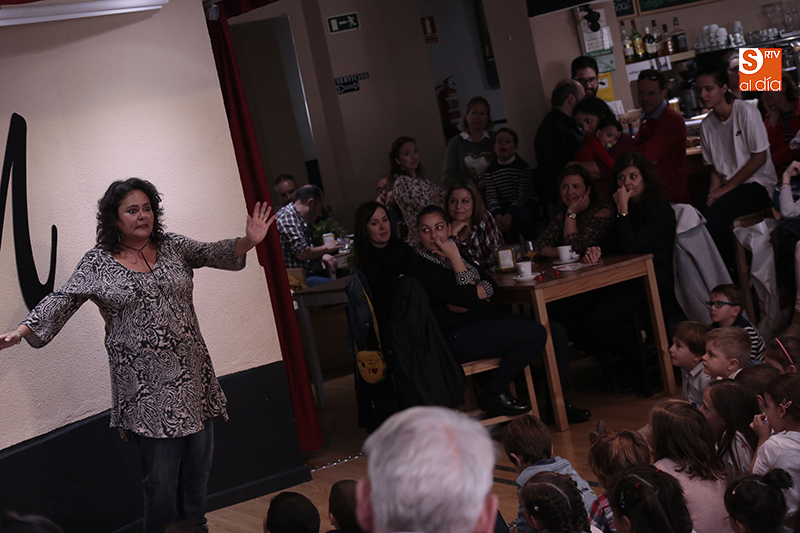 Actuación de Carolina Rueda en el Manolita Café / Foto de Alejandro López