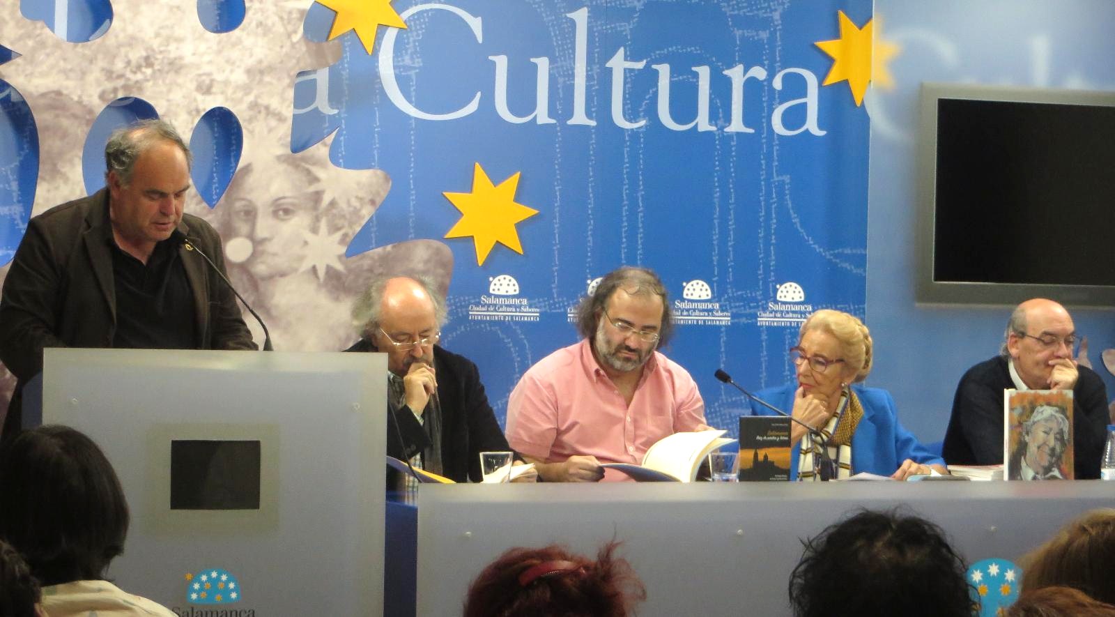 El salmantino José Amador Martín leyendo su poema dedicado a Gloria Fuertes