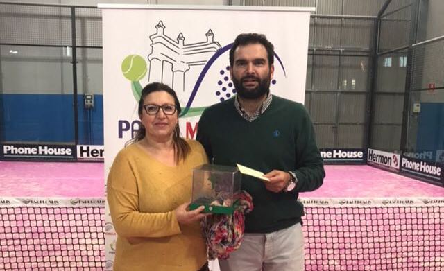 La AECC recibe el dinero recaudado por Pádel Miróbriga en el Día contra el Cáncer de Mama  