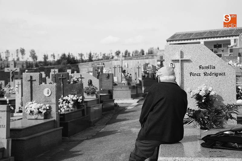 Foto 6 - Los cementerios reciben la visita de miles de personas