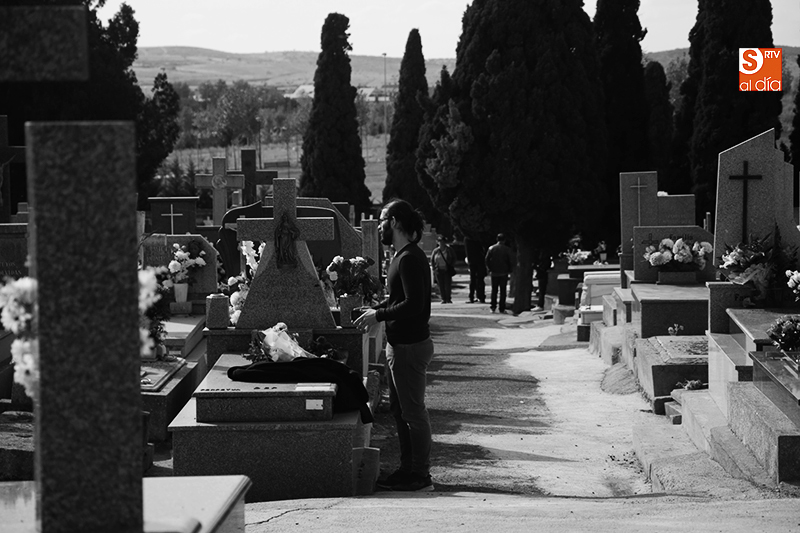 Foto 5 - Los cementerios reciben la visita de miles de personas