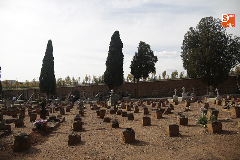 Foto 4 - Los cementerios reciben la visita de miles de personas