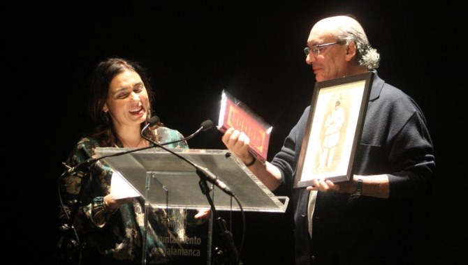 Muñoz Quirós recibiendo los libros de manos de Di Leo