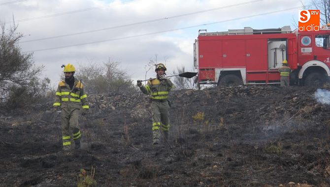 Bomberos de Vitigudino y de Lumbrales participaban con vecinos de Vilvestre en la extinción de las llamas