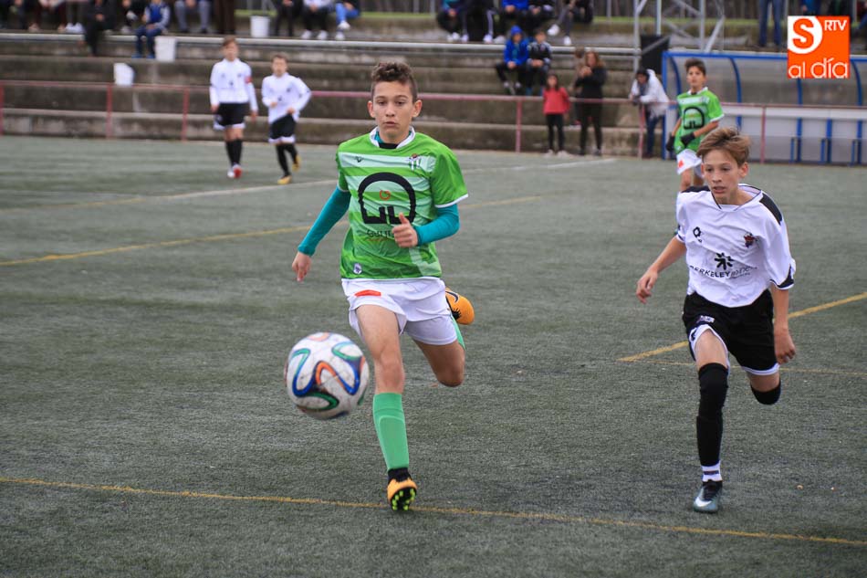 Un momento de un partido de infantiles en el fútbol base de Salamanca