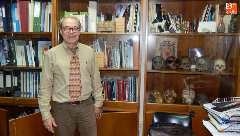 Francisco Giner Abati, en su despacho de la Facultad de Psicología