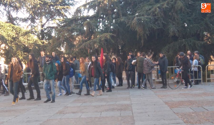 Protesta estudiantil en la Plaza de Anaya contra el honoris causa de Juncker  