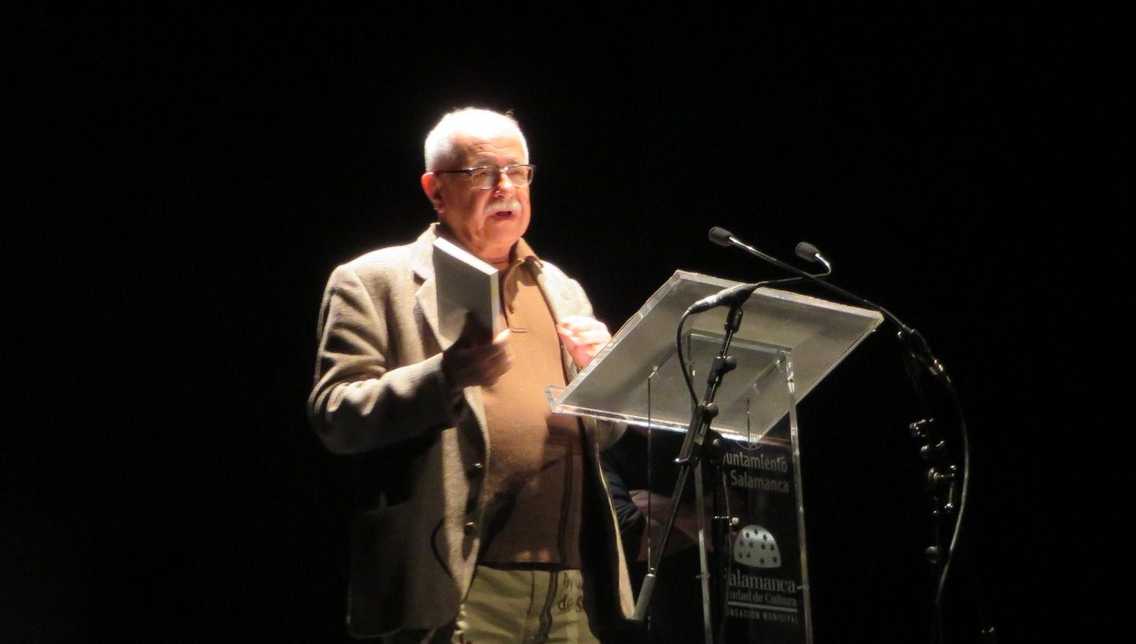 El poeta cubano Pío E. Serrano, en el Teatro Liceo