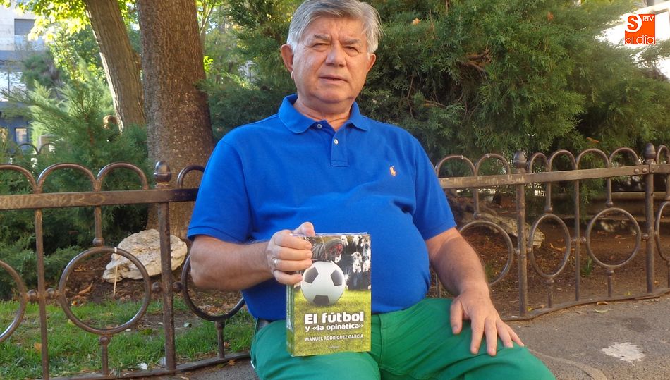 Manuel Rodríguez García, en la Plaza de Los Bandos, con uno de sus nueve libros editados / FOTOS: AMADOR VICENTE