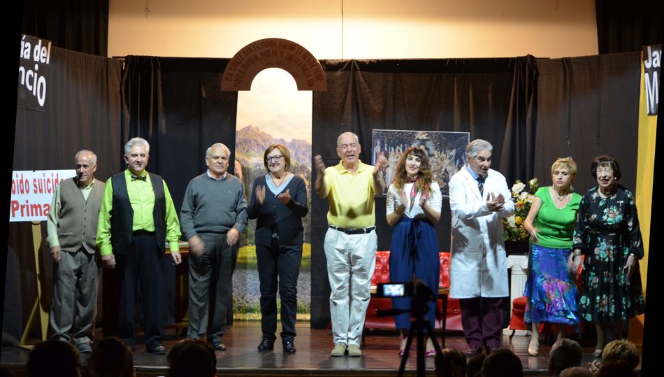 Los actores de la obra reciben el aplauso del público de Villarino