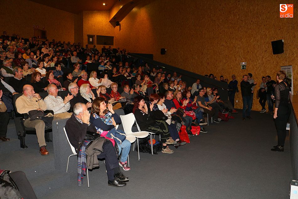El teatro del centro municipal El Charro acogió el estreno de Los Baraños del Alba de Cateja Teatro
