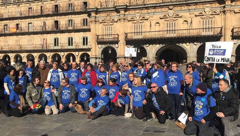 Miembros de la plataforma protestan en la Plaza Mayor de Salamanca