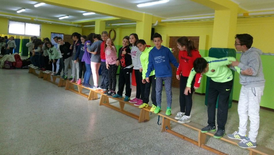 Los alumnos realizan una de las actividades.