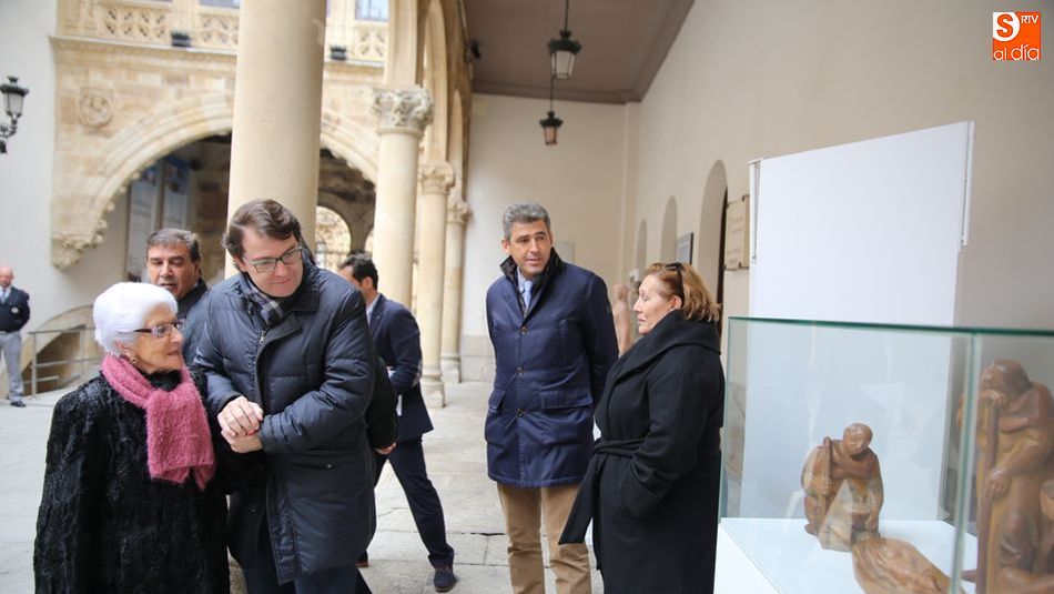 El alcalde conversa con la viuda de Agustín Casillas mientras observan el Misterio que lucirá en el Belén de la Diputación. Foto: Alberto Martín.