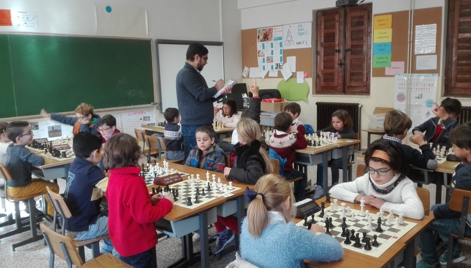 Un momento de las partidas de ajedrez en el Colegio Siervas de San José