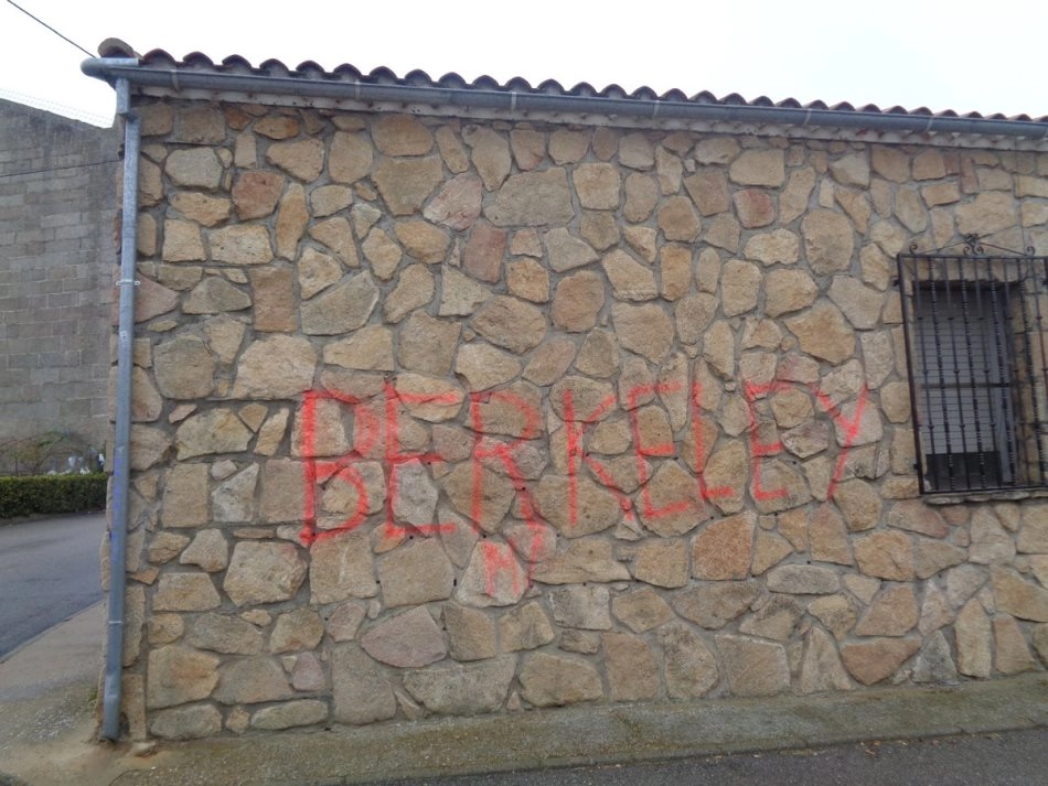 Foto 5 - Aparecen pintadas contra la mina de uranio en la fachada del Ayuntamiento de Retortillo  