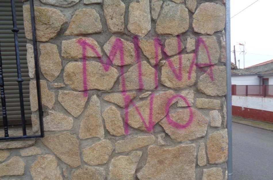 Foto 4 - Aparecen pintadas contra la mina de uranio en la fachada del Ayuntamiento de Retortillo  