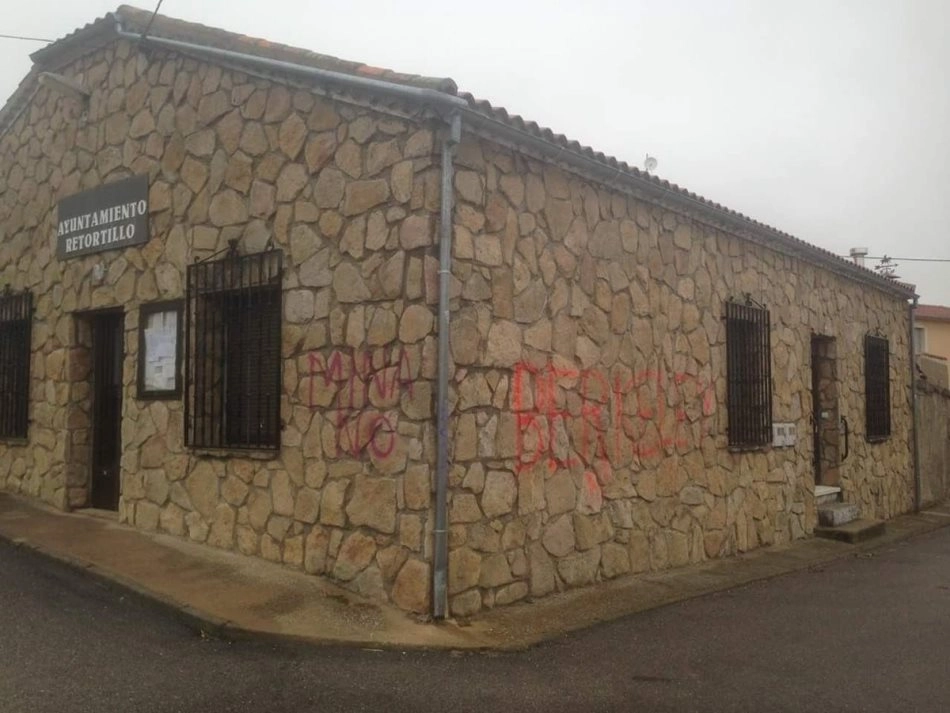 Foto 2 - Aparecen pintadas contra la mina de uranio en la fachada del Ayuntamiento de Retortillo  