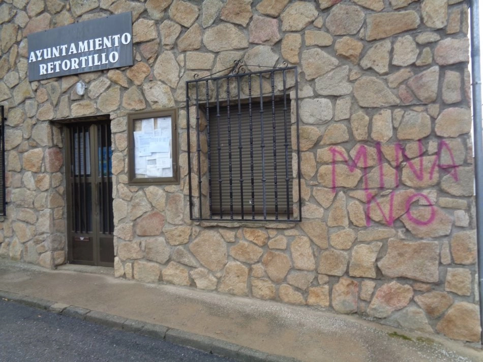 Foto 3 - Aparecen pintadas contra la mina de uranio en la fachada del Ayuntamiento de Retortillo  