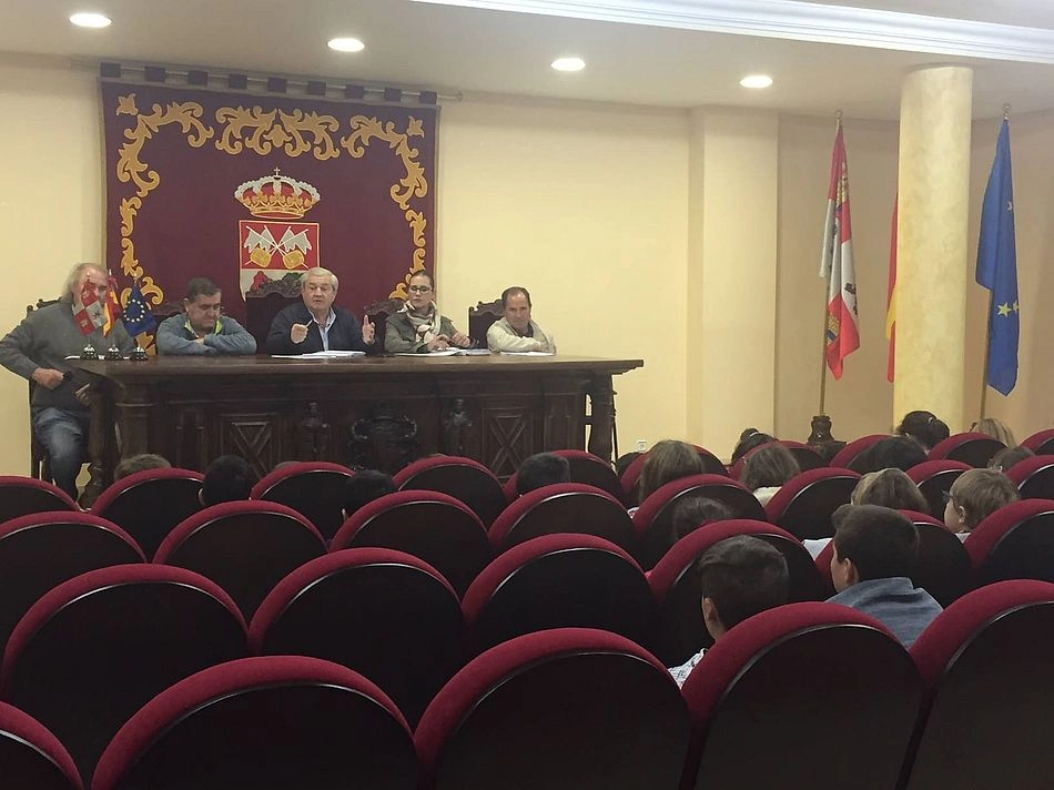Foto 8 - Los alumnos del colegio Las Dehesas visitan el Ayuntamiento