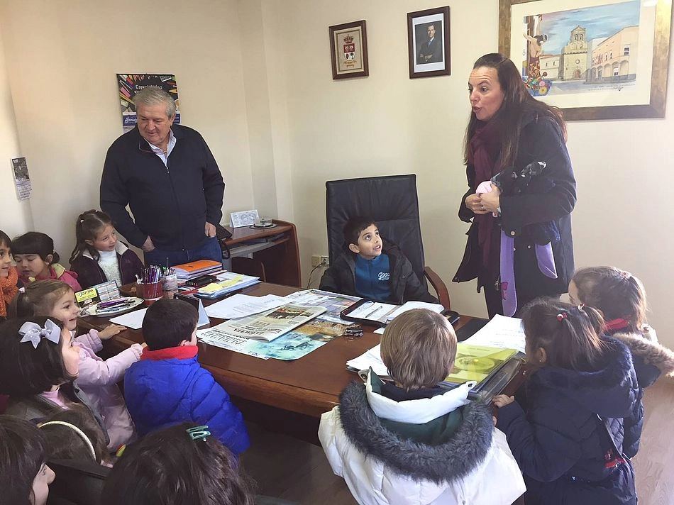 Foto 4 - Los alumnos del colegio Las Dehesas visitan el Ayuntamiento