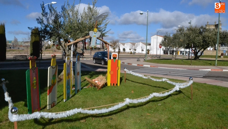 Foto 5 - El bel&eacute;n callejero junto a las Tres Columnas crece con los Reyes Magos  