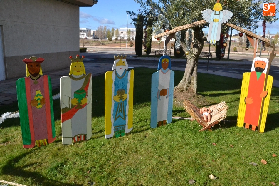 Foto 4 - El bel&eacute;n callejero junto a las Tres Columnas crece con los Reyes Magos  