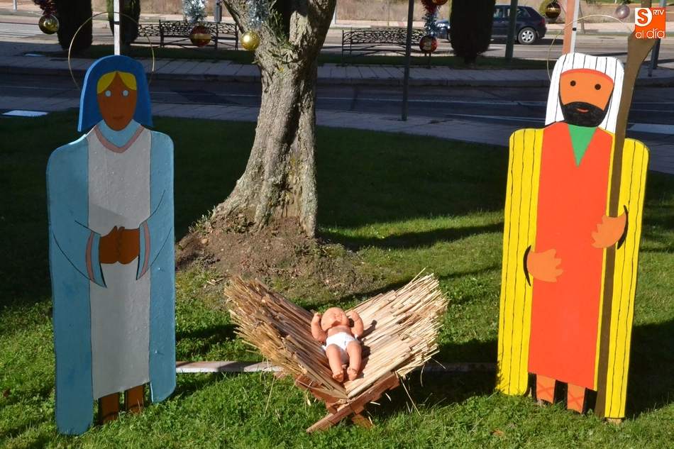Foto 3 - El bel&eacute;n callejero junto a las Tres Columnas crece con los Reyes Magos  