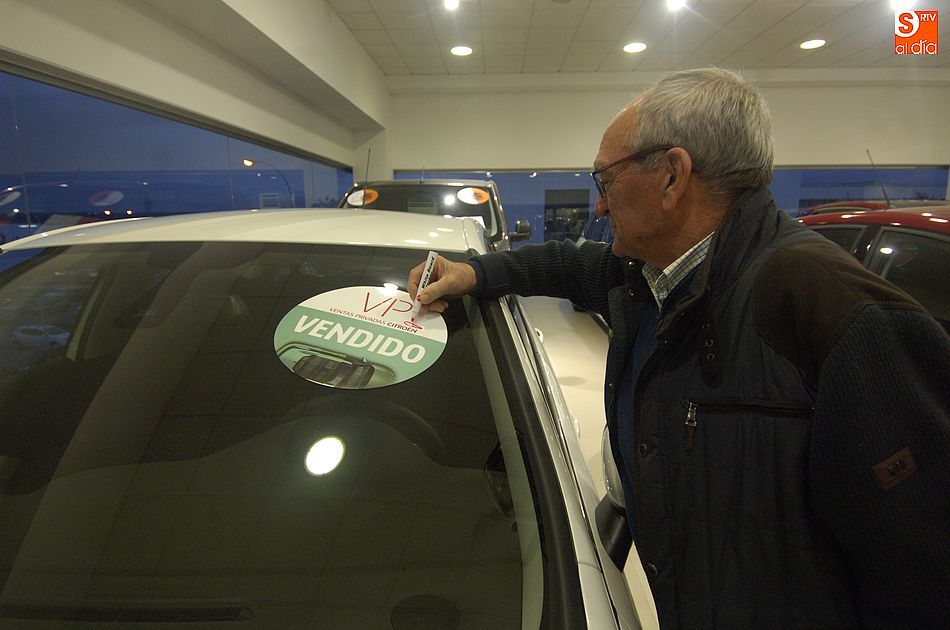 Un cliente estampa su firma en una pegatina tras comprar el vehículo/Foto: Adrián Martín