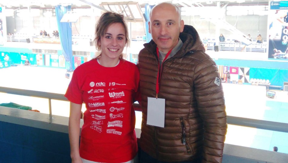 Cristina, a la izquierda, junto a su preparador