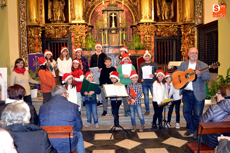 Foto 3 - Voces infantiles y adultas se unen para entonar la Navidad en la iglesia de las Madres Carmelitas