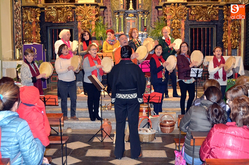 Foto 2 - Voces infantiles y adultas se unen para entonar la Navidad en la iglesia de las Madres Carmelitas