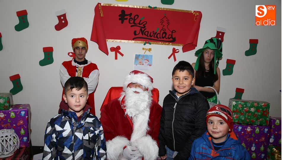 Un instante de la actividad en la que Papá Noel recibe las peticiones de los pequeños. Fotos: Alberto Martín