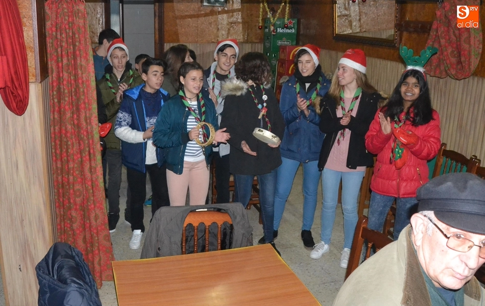 Foto 8 - Los scouts salen a la calle a cantar el pujo  