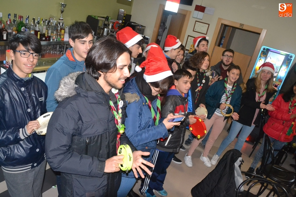 Foto 6 - Los scouts salen a la calle a cantar el pujo  