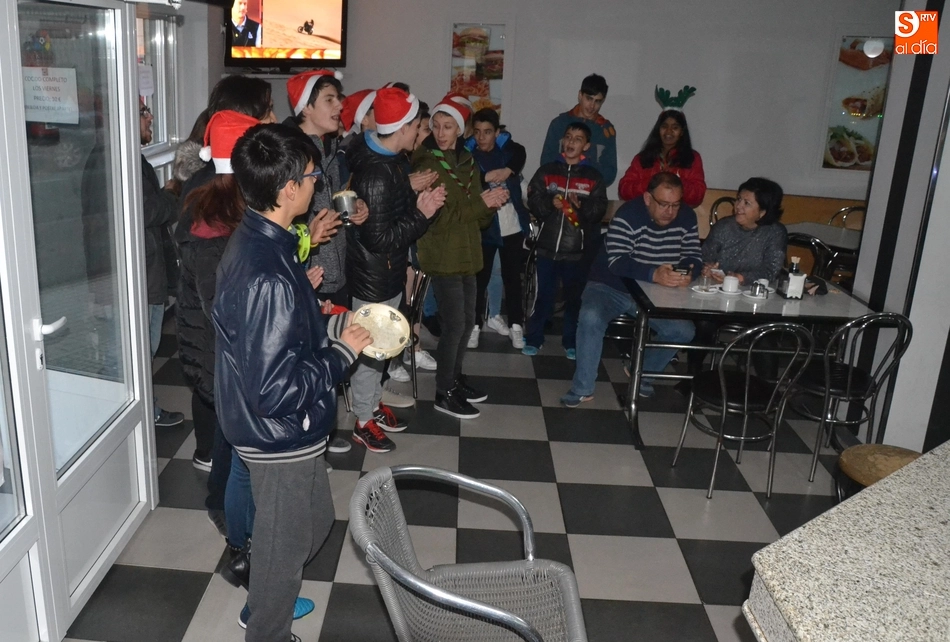 Foto 2 - Los scouts salen a la calle a cantar el pujo  