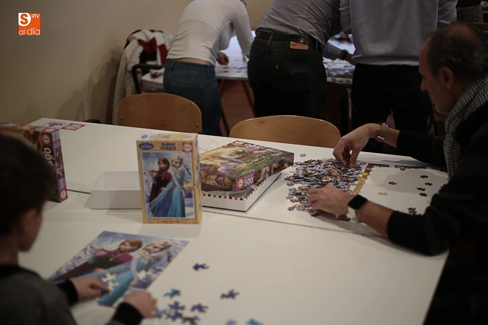Foto 4 - La pasi&oacute;n por los puzzles conquista la iglesia Vieja de Pizarrales