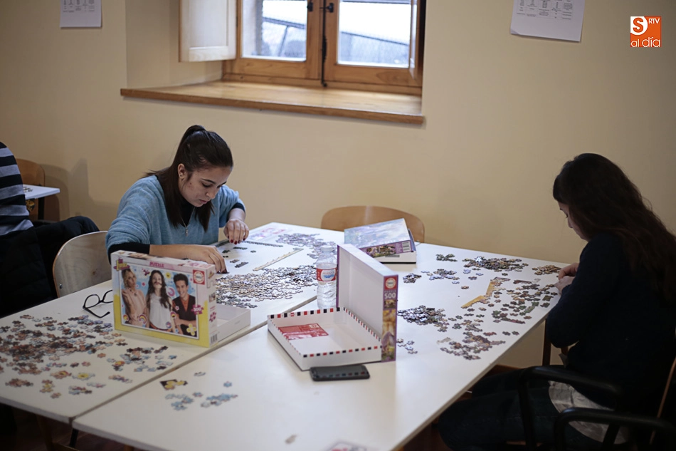 Foto 2 - La pasi&oacute;n por los puzzles conquista la iglesia Vieja de Pizarrales