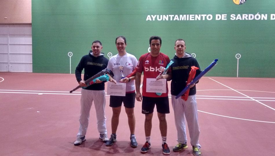 Los campeones en centro flanqueados por los subcampeones del torneo