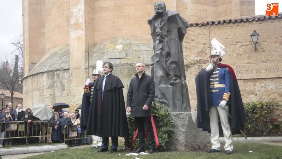 El alcalde y el rector, ante la estatua de Unamuno. Fotos: Alejandro López