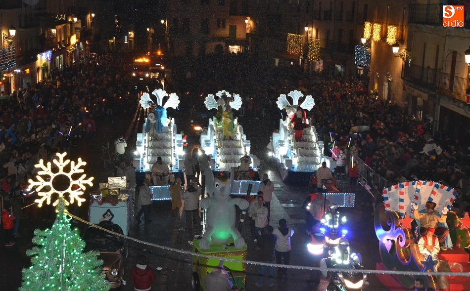 Los Reyes Magos completan una Cabalgata recortada y contrarreloj para escapar de la lluvia  