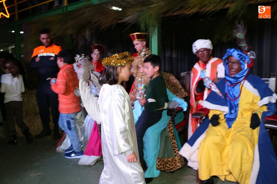 Foto 11 - Decenas de ni&ntilde;os piden sus regalos a los Reyes Magos en Vitigudino