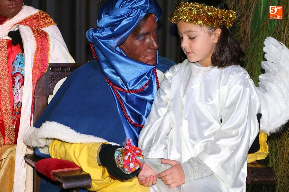 Foto 10 - Decenas de ni&ntilde;os piden sus regalos a los Reyes Magos en Vitigudino