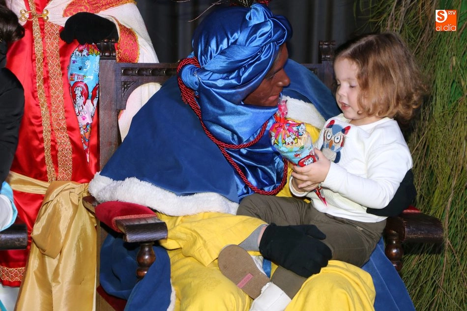 Foto 9 - Decenas de ni&ntilde;os piden sus regalos a los Reyes Magos en Vitigudino