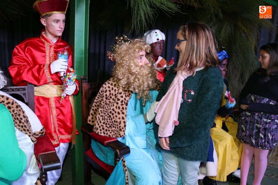 Foto 8 - Decenas de ni&ntilde;os piden sus regalos a los Reyes Magos en Vitigudino