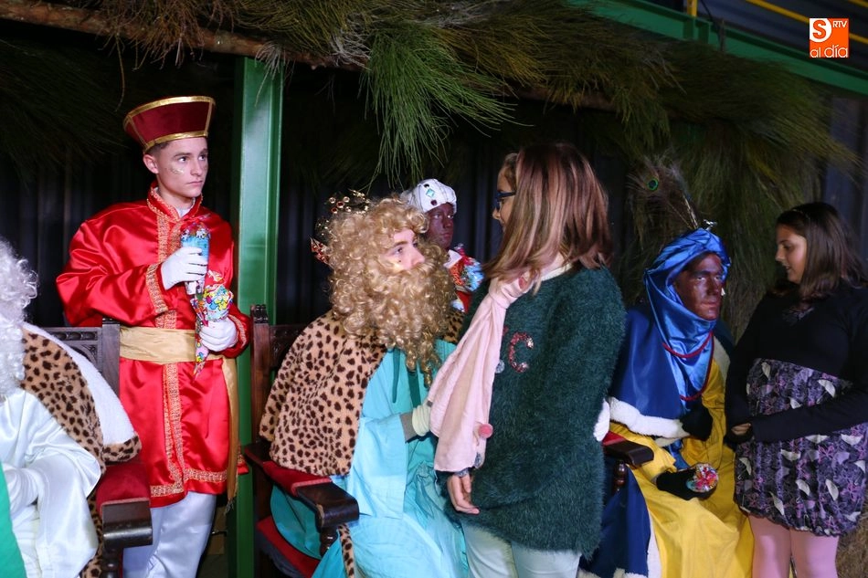 Foto 6 - Decenas de ni&ntilde;os piden sus regalos a los Reyes Magos en Vitigudino
