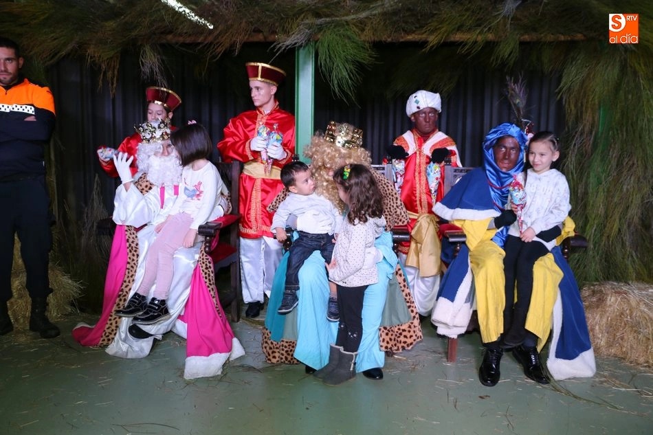Foto 5 - Decenas de ni&ntilde;os piden sus regalos a los Reyes Magos en Vitigudino
